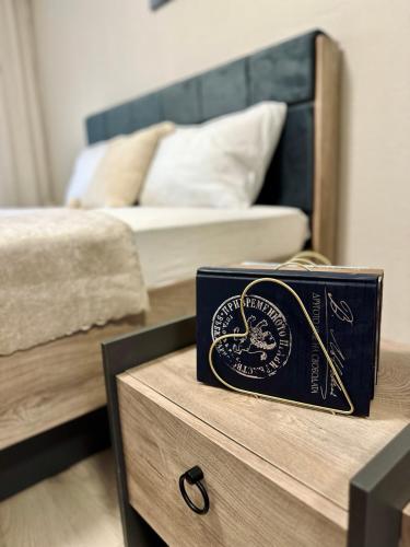 Una cama o camas en una habitación de The Central Suite