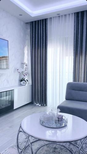 Bright Seaside Apartment, 100m from the Beach with Sea Views