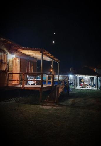 a cabin at night with the moon in the sky at Los Alamos in Plottier