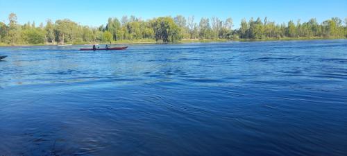 a boat in the middle of a large body of water at Los Alamos in Plottier