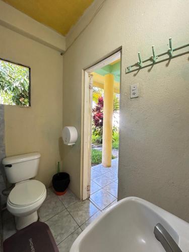 a bathroom with a toilet and a bath tub at Hospedaje El Paraíso in San Pedro La Laguna
