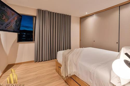a bedroom with a large bed and a large window at Tivoli 202 - Escapada Premium con Jacuzzi Privado in El Poblado