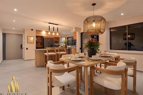 a dining room and kitchen with a table and chairs at Tivoli 202 - Escapada Premium con Jacuzzi Privado in El Poblado