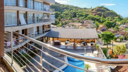 uma vista da varanda de um prédio em Hospedaria Vitória Mar em Ubatuba