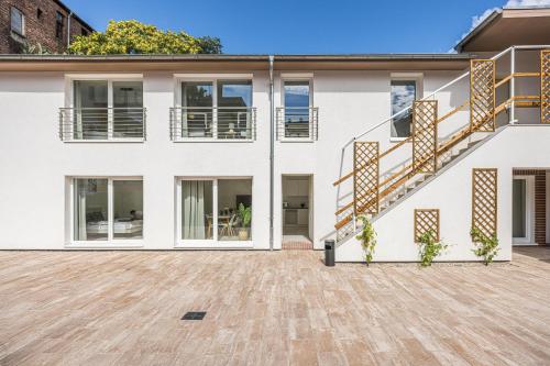 a house with a staircase in front of it at P2 Premium-Suite, 4 Zimmer, 105qm, Parkplatz in Halle an der Saale