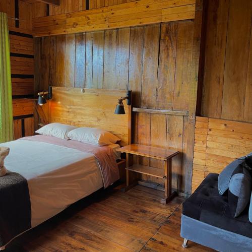 Ein Bett oder Betten in einem Zimmer der Unterkunft Eden Treehouse
