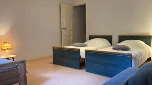 a bedroom with two twin beds with blue chests at Appartement au pied de la montagne in Guchen