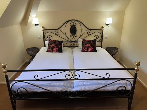 Ein Bett oder Betten in einem Zimmer der Unterkunft Historisches Hotel Bären