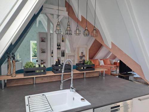 un ático con cocina y sala de estar. en DESIGN-LOFT Brockenblick, en Wernigerode