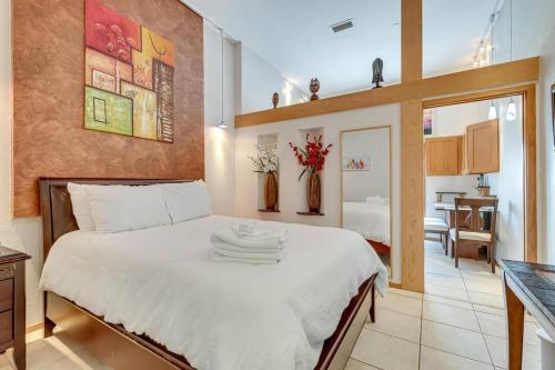 Bon Terraにある402 Oasis Cabana Condo | European Villageの部屋にある大きな白いベッドのある寝室