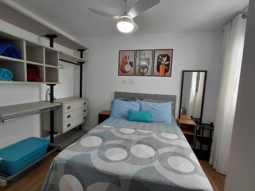 Ένα ή περισσότερα κρεβάτια σε δωμάτιο στο Apartamento 5min da praia, estacionamento, pet friendly
