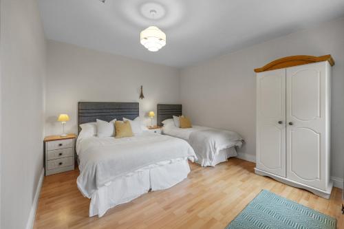 Postel nebo postele na pokoji v ubytování Mountshannon cottage