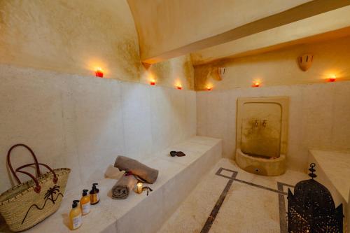 a large bathroom with a tub and a sink at Le mas de l'Ourika, maison d'hôtes in Aït Zat