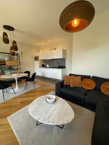 ein Wohnzimmer mit Sofa und Tisch in der Unterkunft Villa Katerina - Luxury Apartment in Nizza