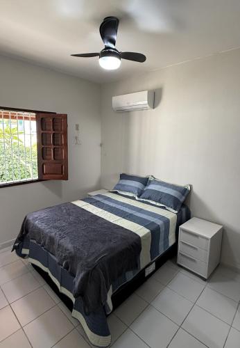 a bedroom with a bed and a ceiling fan at Casa de Praia Encanto Tamandaré - A 300m das Piscinas Naturais in Tamandaré