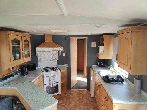 Kuchyň nebo kuchyňský kout v ubytování 6-Bed Seaside Caravan Free Wifi Pets Welcome
