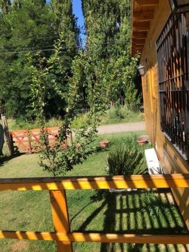 a view of a yard from a bench at Los Alamos in Plottier