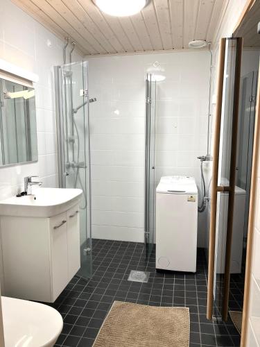 a bathroom with a sink and a shower and a toilet at Helmi Villa, keskellä Vuokatti Sauna Ilmainen Pysäköinti Wi-Fi in Vuokatti