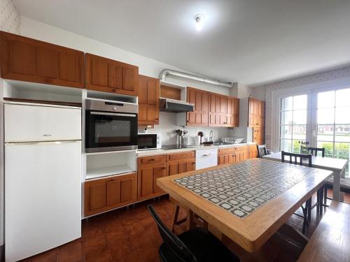 Kuchyň nebo kuchyňský kout v ubytování L'Aventura avec 7 chambres et Jardin