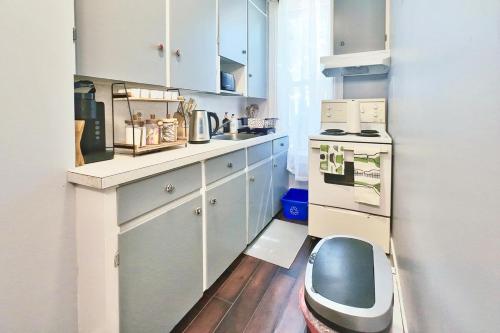 Η κουζίνα ή μικρή κουζίνα στο The Salt Soul Suite Cozy Apt 5