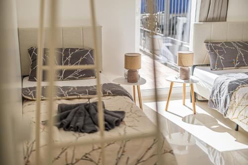 a bedroom with two bunk beds and a window at P1 Premium-Suite, 4 Zimmer, 105 qm, Parkplatz in Halle an der Saale