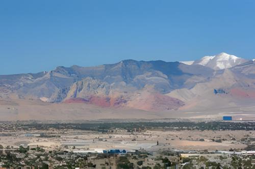 a view of the desert with mountains in the background at Palms Place in Las Vegas