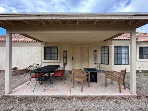 a patio with a table and chairs in front of a house at Hidden Gem Golf & Hiking in Queen Creek
