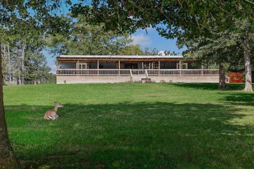 Κήπος έξω από το The Lodge At Our Texas Ranch