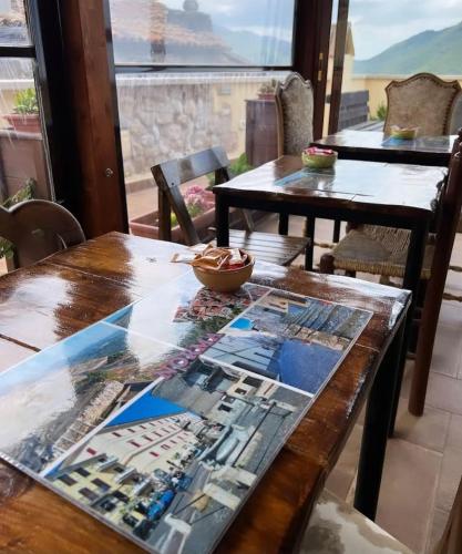 Ein allgemeiner Bergblick oder ein Berglick von des Bed & Breakfasts aus
