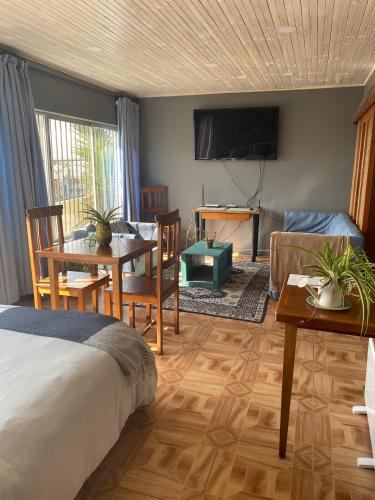 a living room with a bed and a dining room at Hotel Faro Azul Valparaíso Cerro Alegre in Valparaíso
