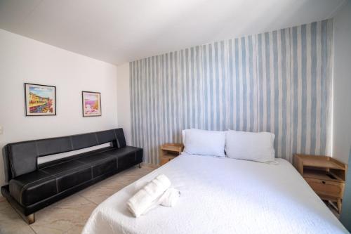 Una cama o camas en una habitación de ZOJO MARiNA BAY