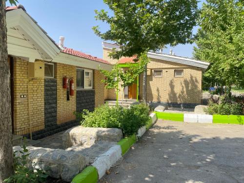 una casa de ladrillo amarillo con un árbol delante de ella en Villa De Anna, en Saint-Rémy-de-Provence
