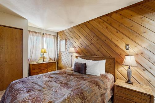 Ένα ή περισσότερα κρεβάτια σε δωμάτιο στο Cimarron #305