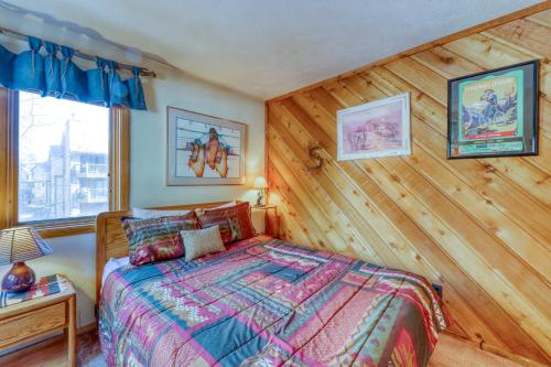 Ένα ή περισσότερα κρεβάτια σε δωμάτιο στο Cimarron #208