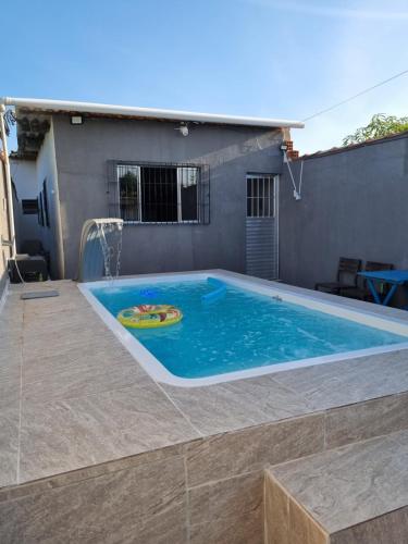 ein Schwimmbad mit einer Poolnudel in der Mitte in der Unterkunft Beach house in Peruíbe in Peruíbe