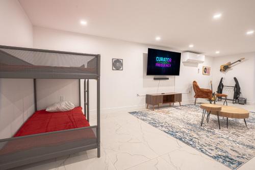 Televisyen dan/atau pusat hiburan di Stylish 2BD Brooklyn Retreat with Backyard & Basement