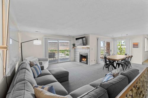 un soggiorno con un divano e un tavolo di Cozy Condo - Stay for 9 a Saint George Municipal Airport