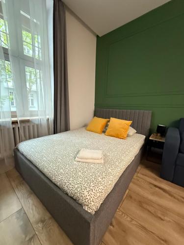 Ένα ή περισσότερα κρεβάτια σε δωμάτιο στο Heart of City Apartments V VI