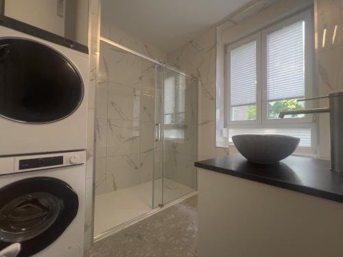 a bathroom with a washing machine and a sink at Neues Apartment mit 2 Schlafzimmern und Küche in Offenbach