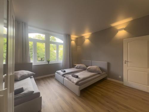 a bedroom with two beds and a window at Neues Apartment mit 2 Schlafzimmern und Küche in Offenbach