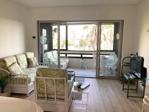 2min from BEACH & Iconic Casino Garden views