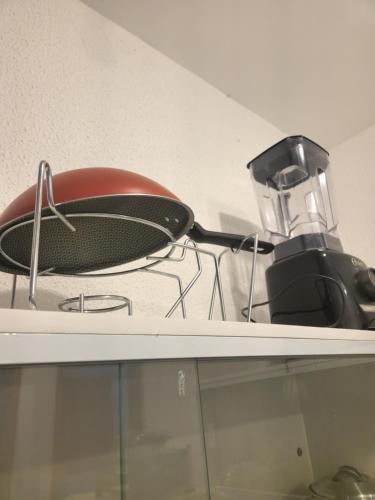 a blender sitting on top of a shelf at Morada Aconchegante com 2 quartos and Sofá Cama in Imperatriz