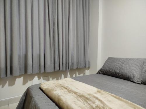 Ένα ή περισσότερα κρεβάτια σε δωμάτιο στο Vila Del Rei - Flat no Centro de São João Del rei