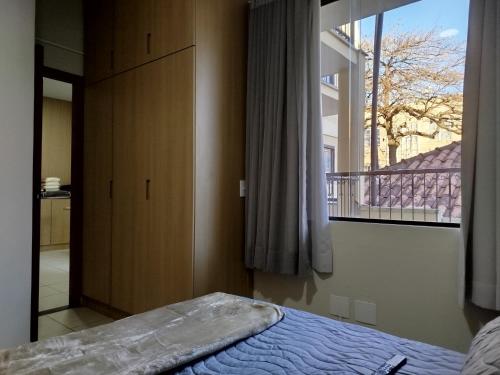 Ένα ή περισσότερα κρεβάτια σε δωμάτιο στο Vila Del Rei - Flat no Centro de São João Del rei