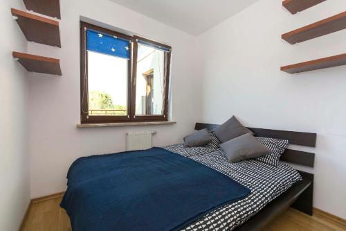 グダニスクにあるSoleの窓付きの部屋にベッド付きのベッドルーム1室があります。