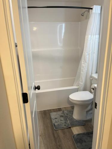 ブレマートンにあるPort Gregoryのトイレと浴槽付きのバスルーム