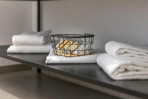 a table with towels and a basket of fruit at Hotel Residenz Luxury - Outletcity - Parken - Klima - 24h Check-In in Metzingen