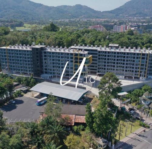 eine Draufsicht auf ein großes Gebäude mit einem Schild davor in der Unterkunft Utopia Kathu Condo in Phuket
