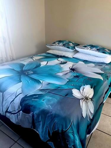 Postel nebo postele na pokoji v ubytování Tilde's Self-Catering