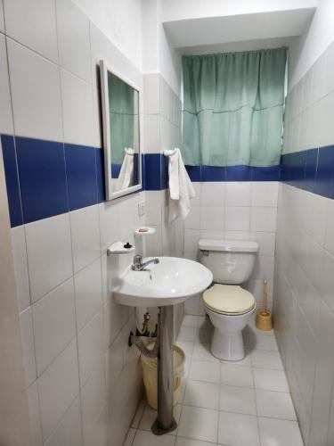 a bathroom with a sink and a toilet at TUCACAS PENTHOUSE VISTA AL MAR y SALIDA A LA PLAYA in Tucacas